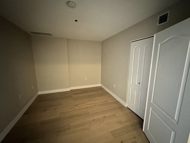 Building Photo - 2 bed/2 bath condo in Golden Triangle