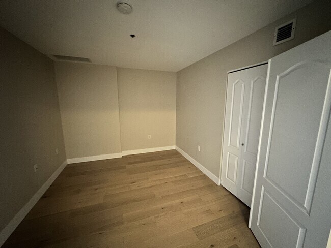 Building Photo - Immediate Availability! 2 bed/2 bath condo...