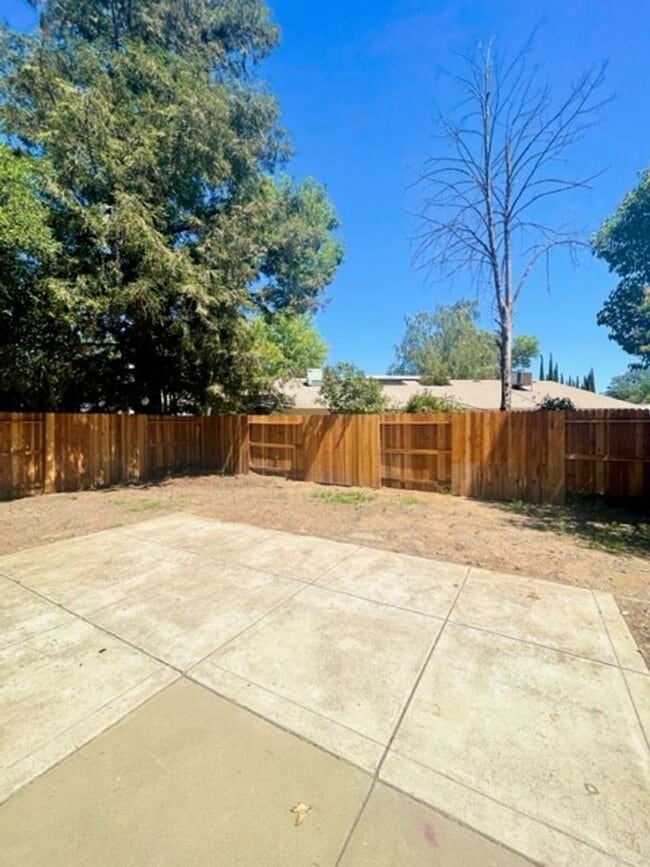 Building Photo - Darling Elk Grove Halfplex!