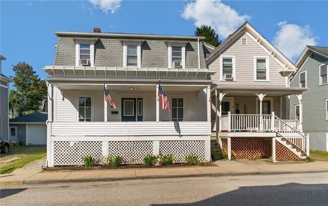 Primary Photo - 15 1/2 Bayview Ave