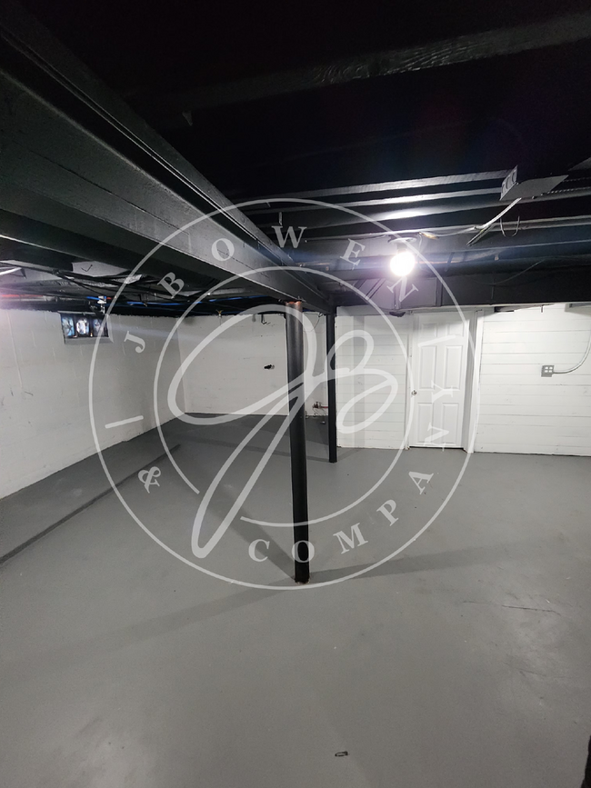 Building Photo - Charming 3-Bedroom brand new inside!  Coun...