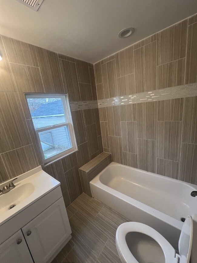 Building Photo - Charming 3-Bedroom Home with 3 Full Bathro...