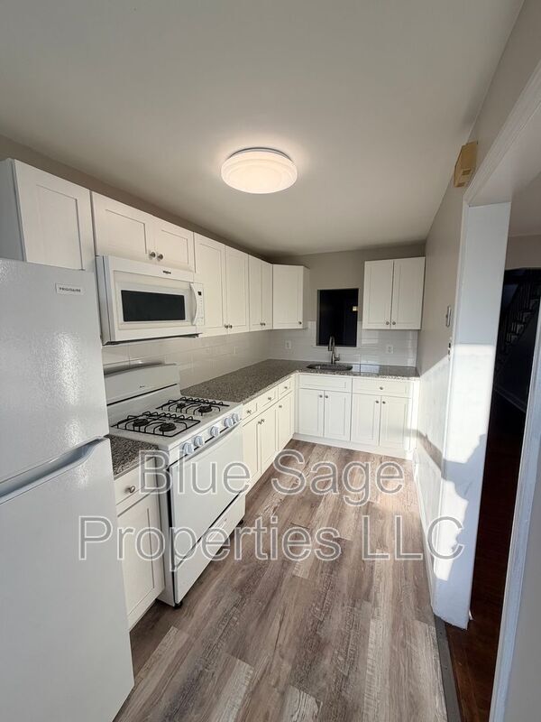 Building Photo - 902 Maple Ave