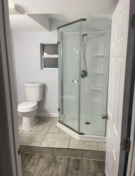 Building Photo - 1335 E Bay St