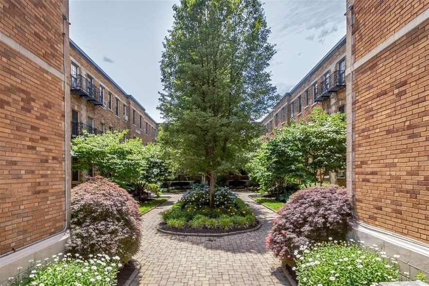 Building Photo - 852 Massachusetts Ave