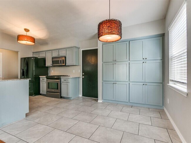 Building Photo - 117 Sonora