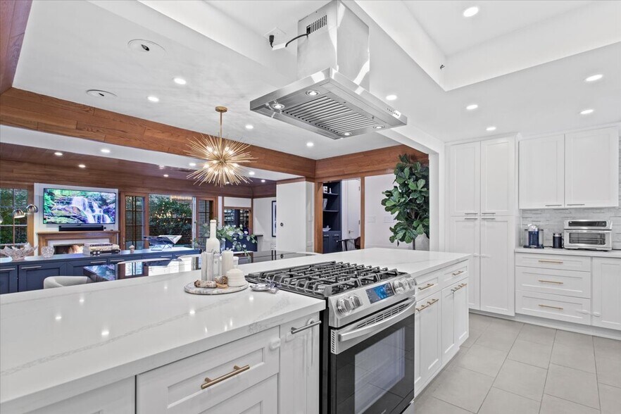 Building Photo - 9311 Burton Way