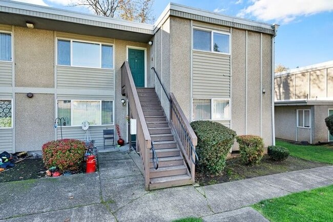 Building Photo - 2 bedroom 1 bath in Milwaukie!!