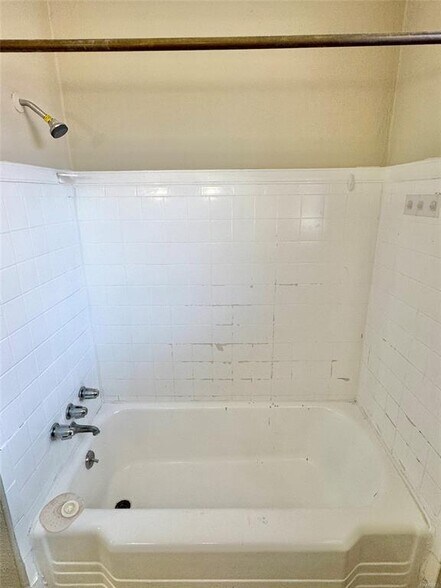 Building Photo - 115 Oak Forest Dr