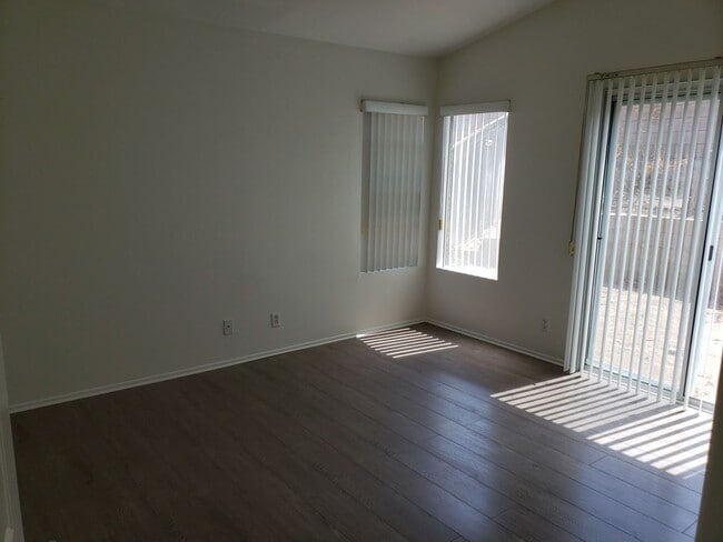 Building Photo - BEAUTIFUL 3 BEDROOM 2 BATH SINGLE STORY HO...