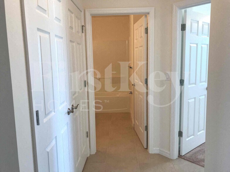 Building Photo - 625 SW 25th Terrace