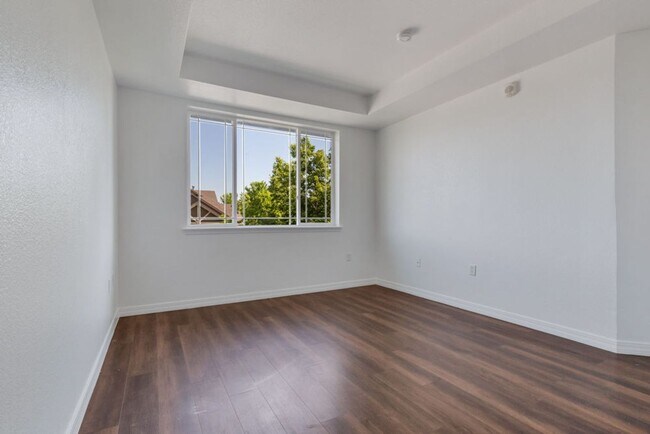 Building Photo - Stylish Longmont Condo with Vaulted Ceilings and Modern Upgrades