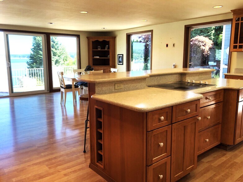 Views of the bay & direct access to the decks - 7107 120th St NW