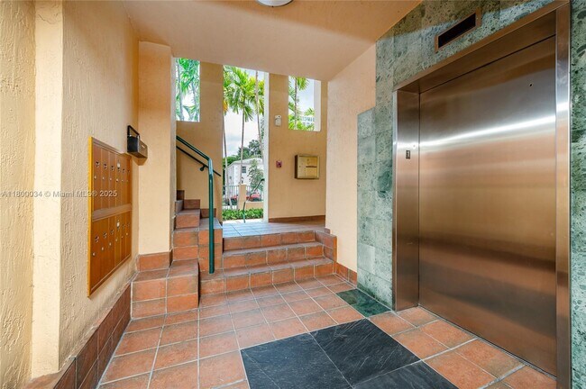 Building Photo - 222 Madeira Ave