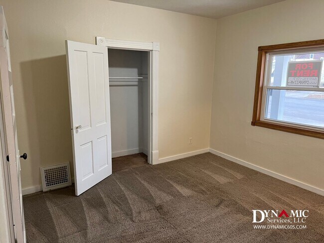 Building Photo - 811 S Summit Ave