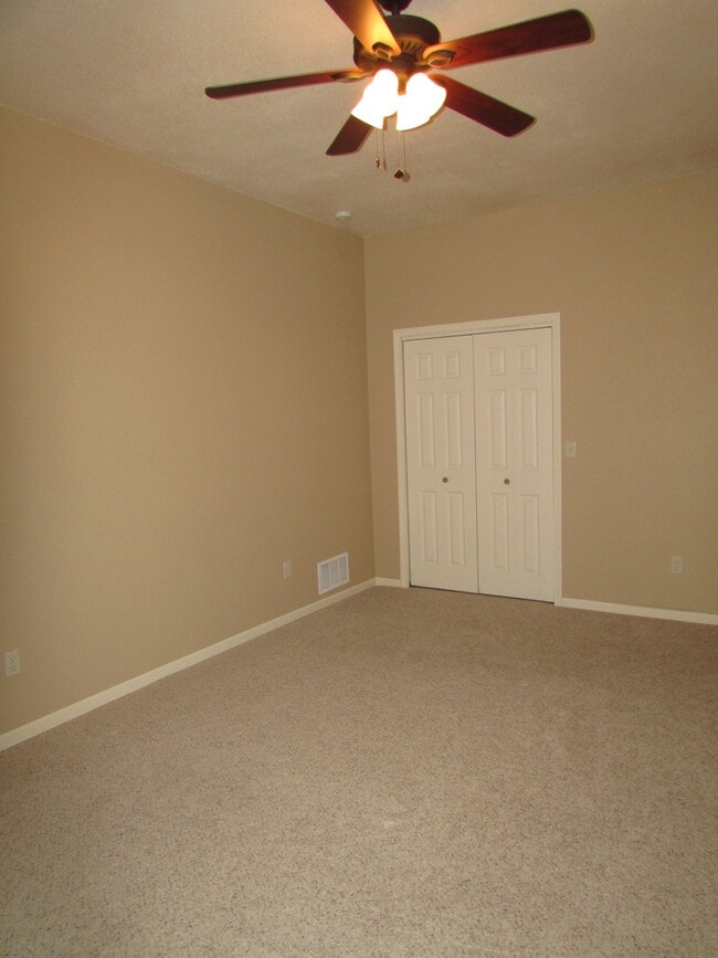 Building Photo - 3 BEDROOM | 3 BATH | DOUBLE CAR GARAGE | T...