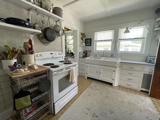 Building Photo - 62 Newport St