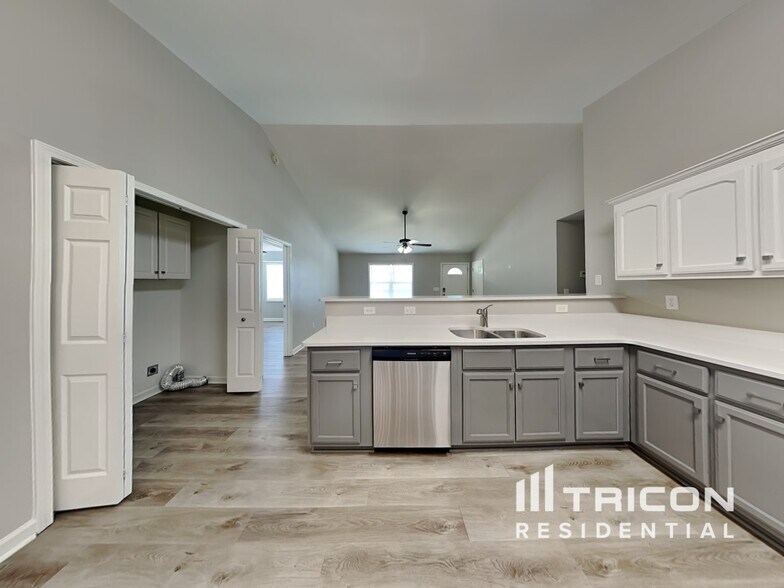 Building Photo - 868 Loch Lomond Cir