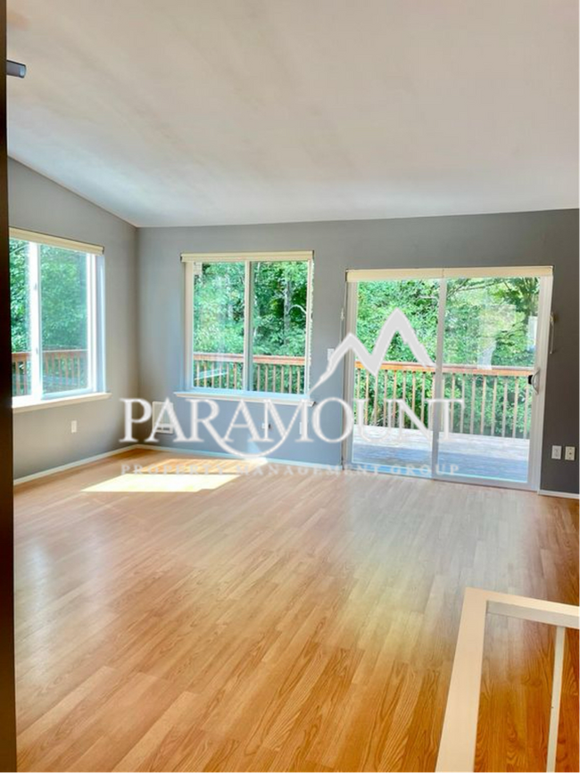 Building Photo - Charming 3-Bedroom Duplex Near Southworth ...