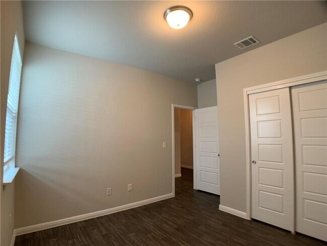 Building Photo - 237 Michaelis Dr