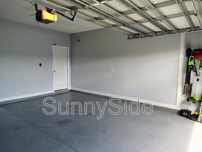 Building Photo - 1047 Oak Bluff Dr