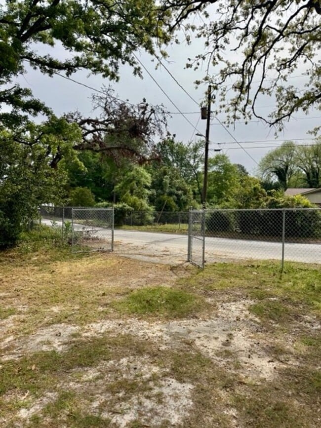 Building Photo - Unit B – Rear Home