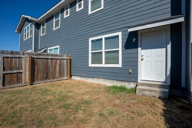 Building Photo - 6906 Crestway Dr