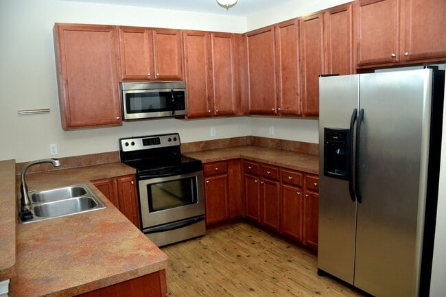 Building Photo - ENJOY CAREFREE LIVING AT IT'S BEST W/ PRIME LOCATION NEAR TOWN CENTER!!