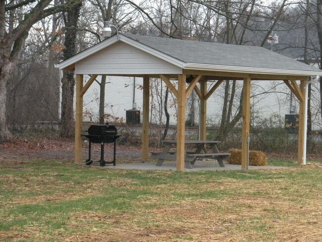 Building Photo - Two bedroom/1.5 bath Townhouse Kingsport, TN