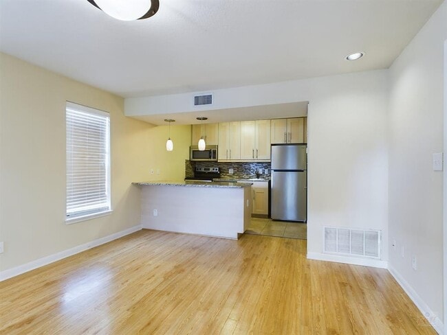 Building Photo - 7685 Northcross Dr