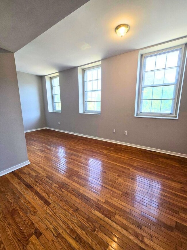 Building Photo - Two level - Two BR/1BA Condo