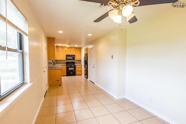 Building Photo - 4004 Hooper Dr