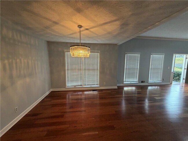 Building Photo - 3336 Camelot Dr NE