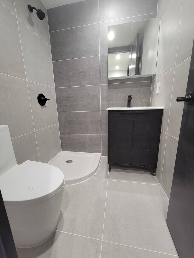 Building Photo - 2736 E 21st St