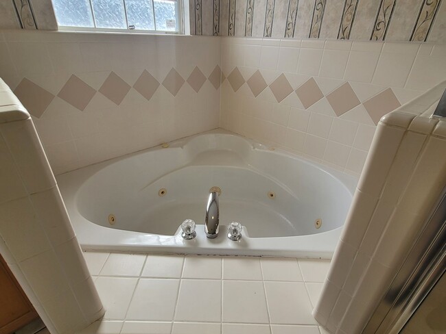 Building Photo - MODERN 3/2 w/ Garage, Spa Tub, Wood Floors...