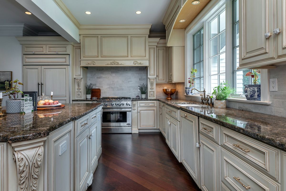 Building Photo - 247 Roxbury Rd