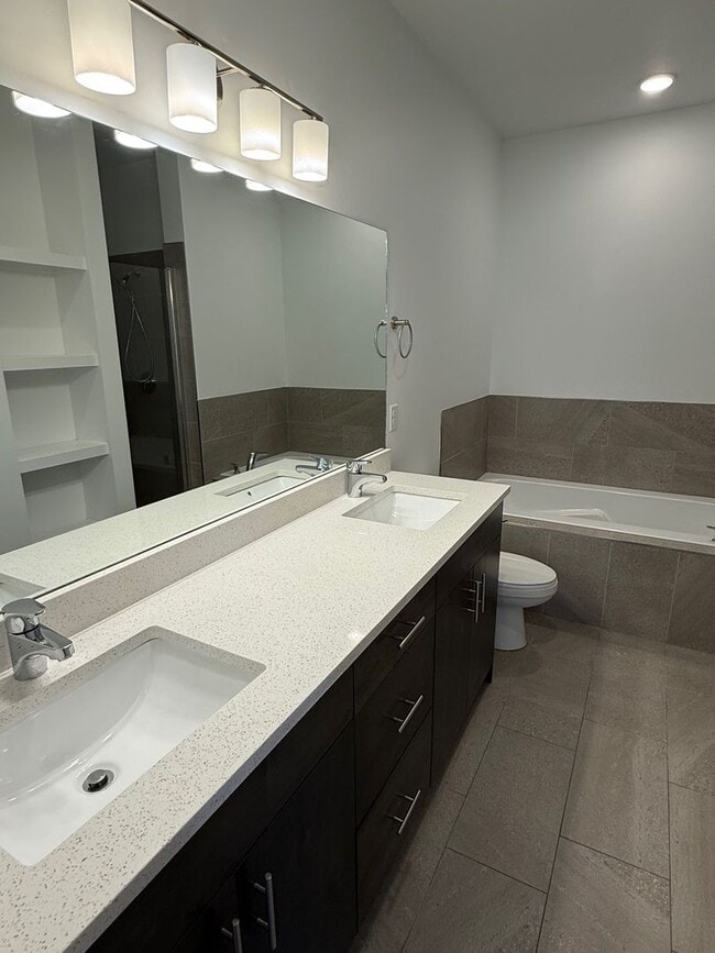 Building Photo - Beautiful townhome