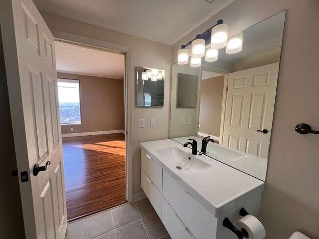 Building Photo - Downtown Grand Rapids condo overlooking th...