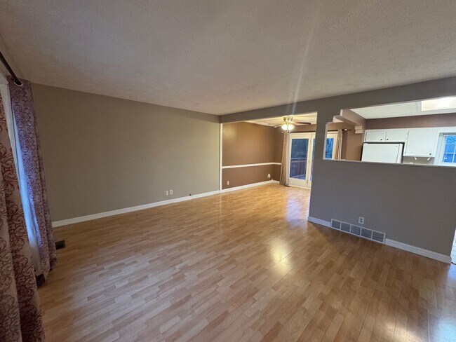 Building Photo - Beautiful 3 Bedroom, 3 Bathroom Home with Large Kitchen & Finished Basement