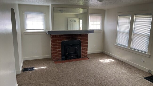 Building Photo - 32 Stafford Ave