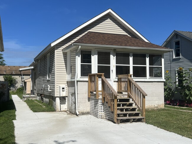 Primary Photo - 30 Sheridan St