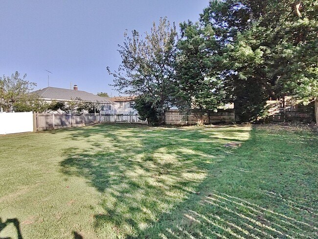 Building Photo - 4 Bed / 2 Bath Single Family Home