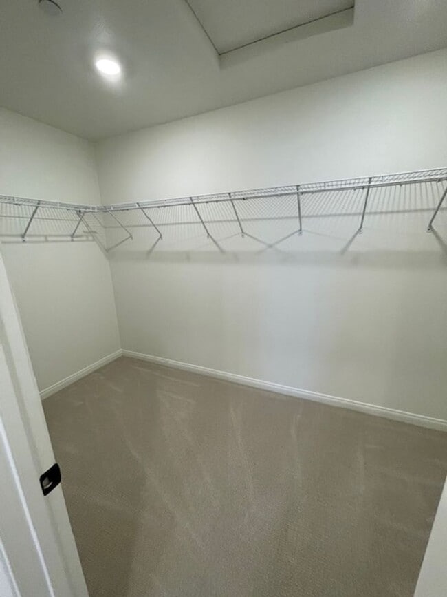 Building Photo - Newer Condo Over 2000 sq feet in Ontario