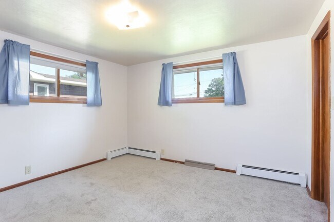 Building Photo - 2408 Lake Dr