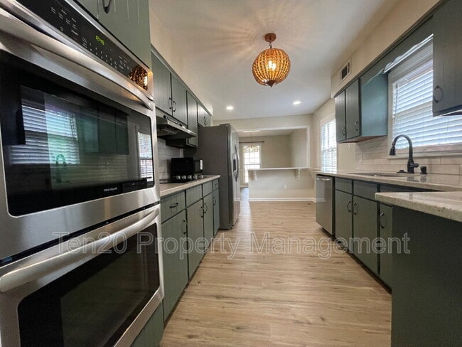 Building Photo - 2005 Landau Dr