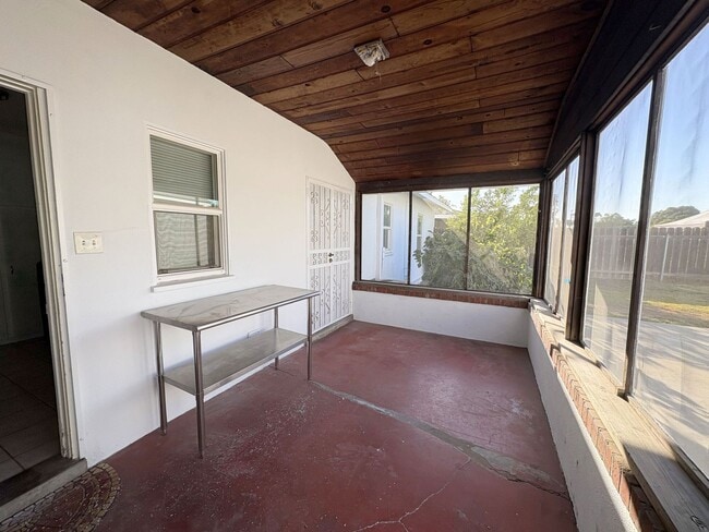 Building Photo - Charming Home