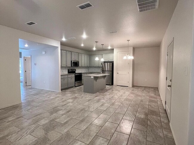 Building Photo - Beautiful 2 bed/2 bath/2 car garage Townhome!