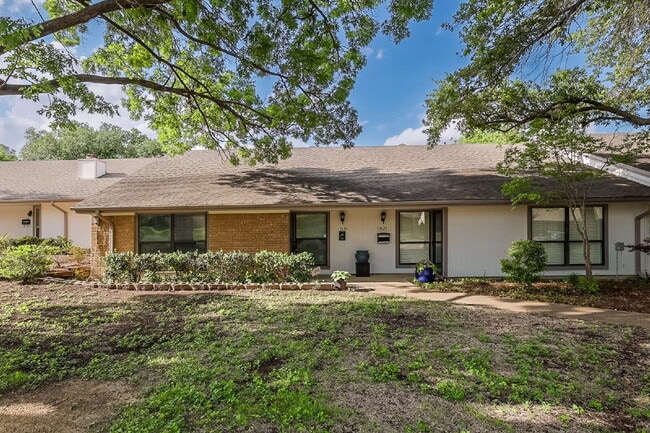 Building Photo - Updated 2 Bed, 2 Bath Townhome in North Dallas