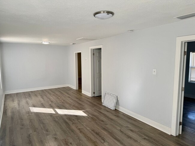 Building Photo - Fully Remodeled 2/1 in the heart of Tampa