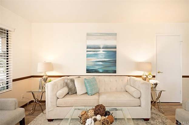 Building Photo - 323 Streamwood-